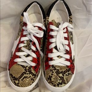 Snake skin casual shoes